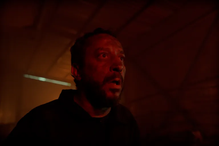 Aldığımız Nefes filmi baba karakteri fabrikada yangın sahnesi.