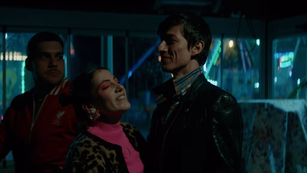 İsmet karakterinin doğum günü kutlanıyor. Sürpriz partide dans ve karaoke sahnesi