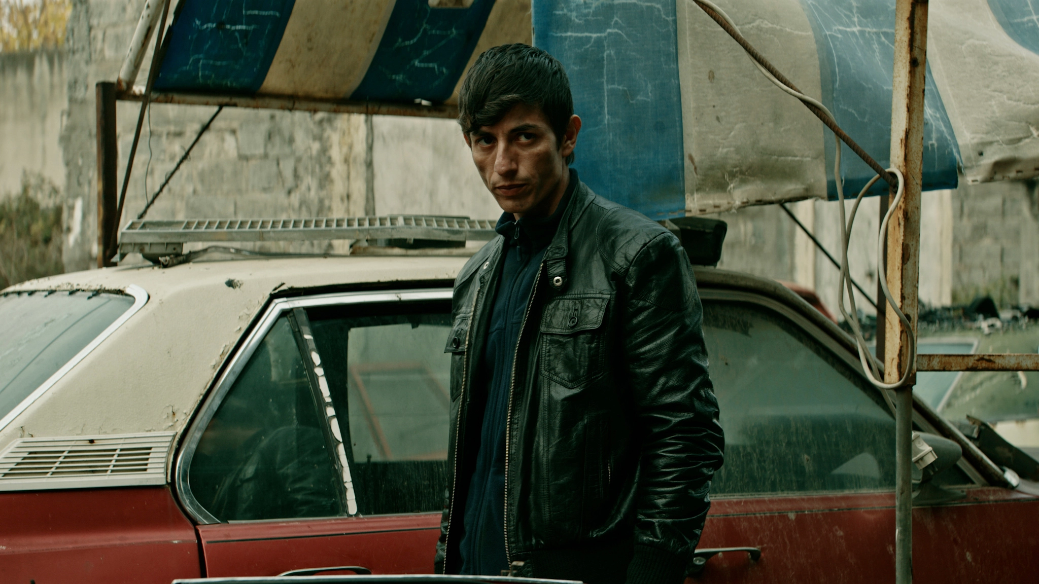 Ölü Köpekler Isırmaz Çöplükte İsmet karakteri ön plana çıkıyor.