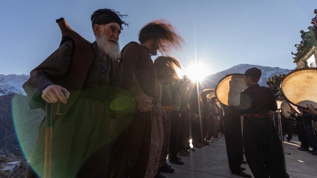 Pirlerin Düğünü belgeselinden pirlerin ritüel dans sahnesinden bir kare
