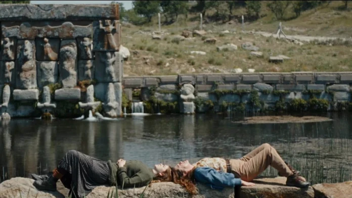 Günyüzü filminde göl kenarında yatan 2 kadın kendi arayışlarındalar