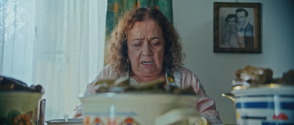 Deniz Türkali gerilimli sahne yakın plan çekim.