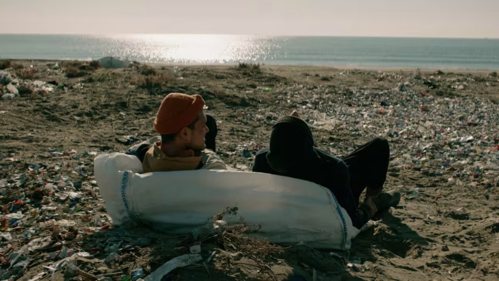 Dogo ve İsmet Ölü Köpekler Isırmaz Filminden bir sahne