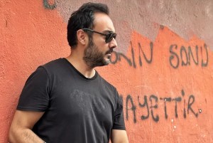 Endüstri Konuşmaları #10: Nuri Cihan Özdoğan ile İlk Uzun Metrajın Anatomisi — Köprü’den Cannes’a, Cannes’dan Rotterdam’a