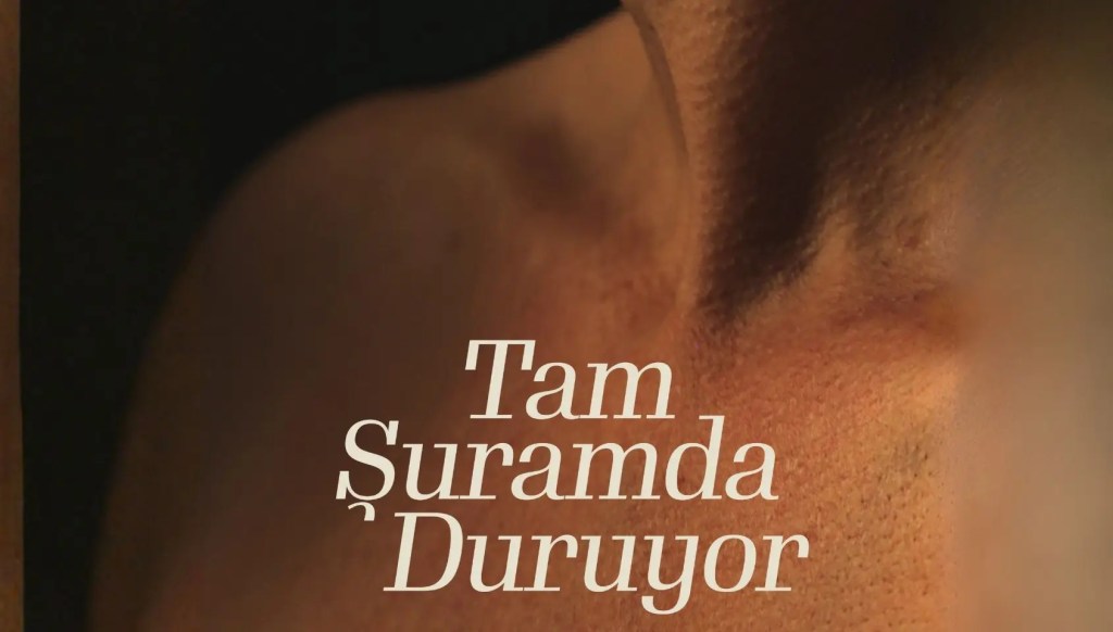 Tam Şuramda Duruyor: Karanlığın Tarif Edilemez Aşinalığı