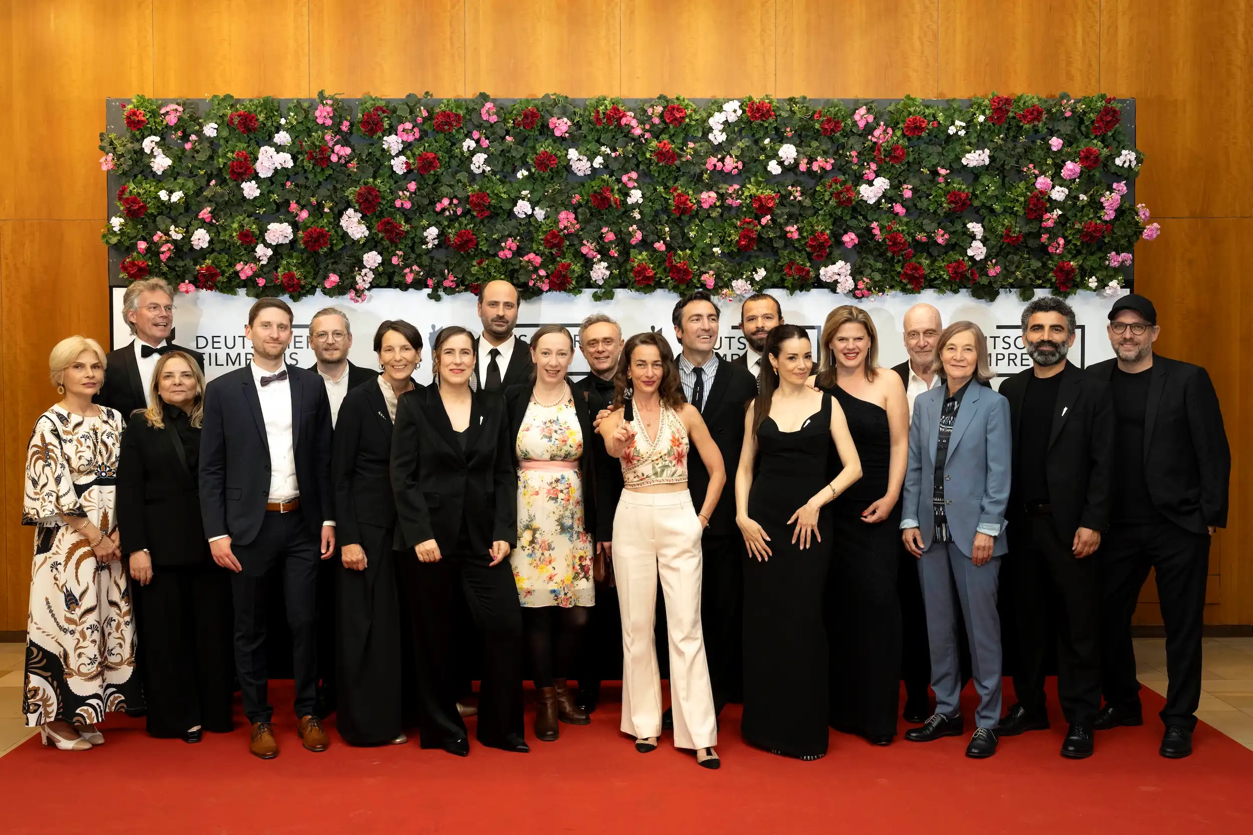 İlker Çatak'ın yönettiği Sarı Zarflar filminin Alman Film Ödülleri'nde Gümüş Lola ve En İyi Film Müziği ödüllerini kazandığını duyuran görsel.
