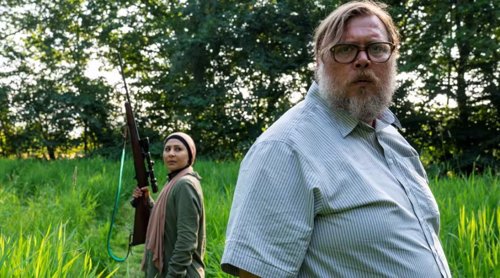 The Cake Dynasty (2022) filminden Christian Lollike karakterlerinden birinin yer aldığı açık hava sahnesi.