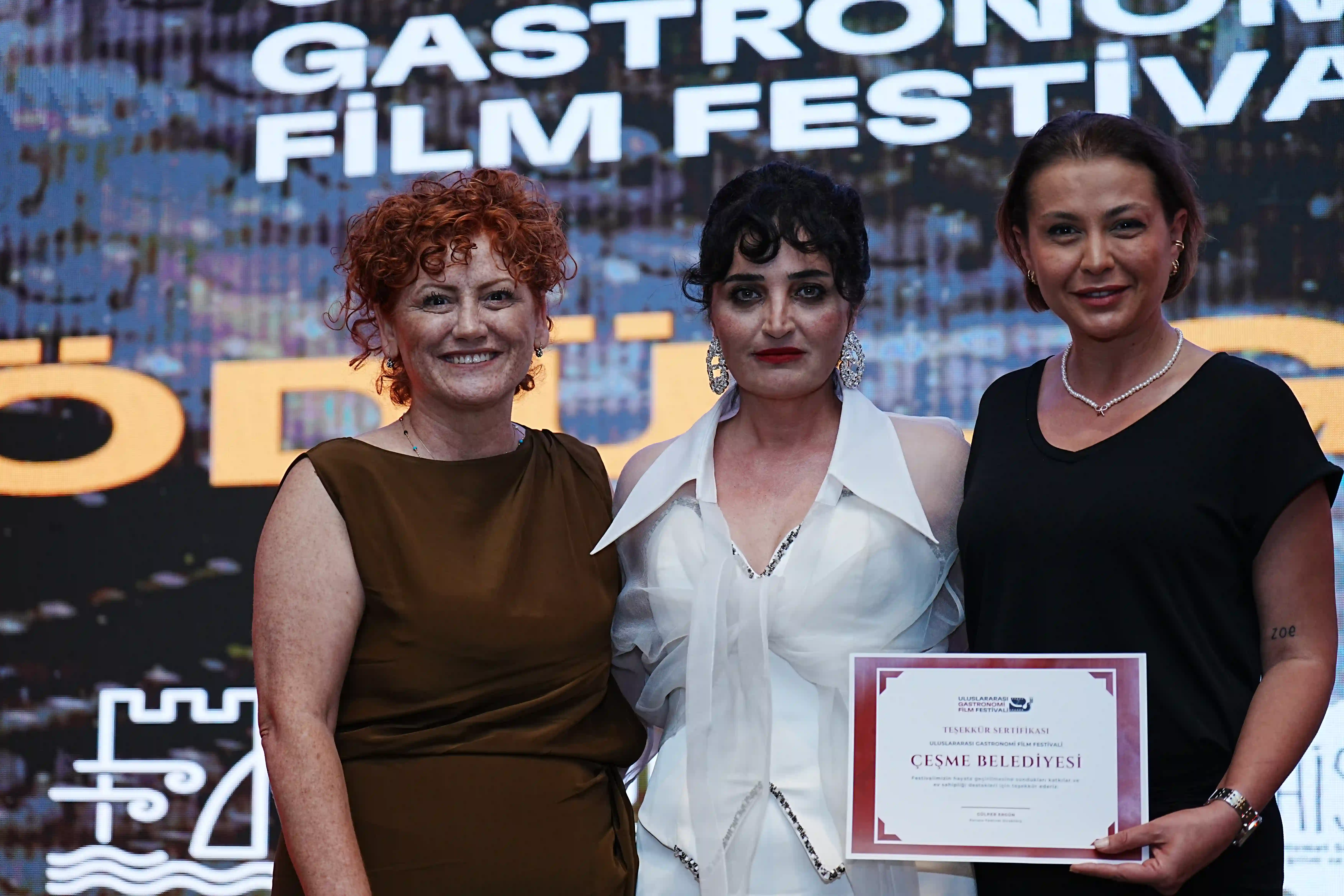 Gülper Ergün Fadik Sevin Atasoy ödül töreni ödül takdim ediliyor. Uluslarası Gastronomi Film Festivali Çeşme
