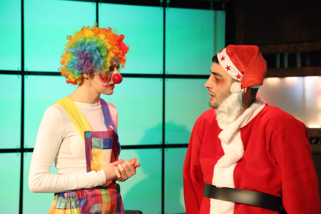Palyaço ve Noel baba karakterleri sohbet ediyorlar