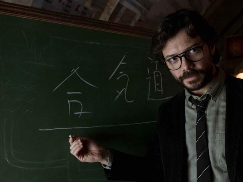 Profesör İspanya Darphanesini soyma planını anlatırken tahtada tebeşirle.
