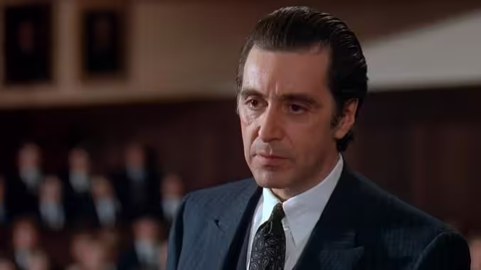 Al Pacino'nun Oscar ödüllü performansıyla öne çıktığı final konuşması sahnesinde Frank Slade öğrencileri ve yöneticileri karşısına alıyor.