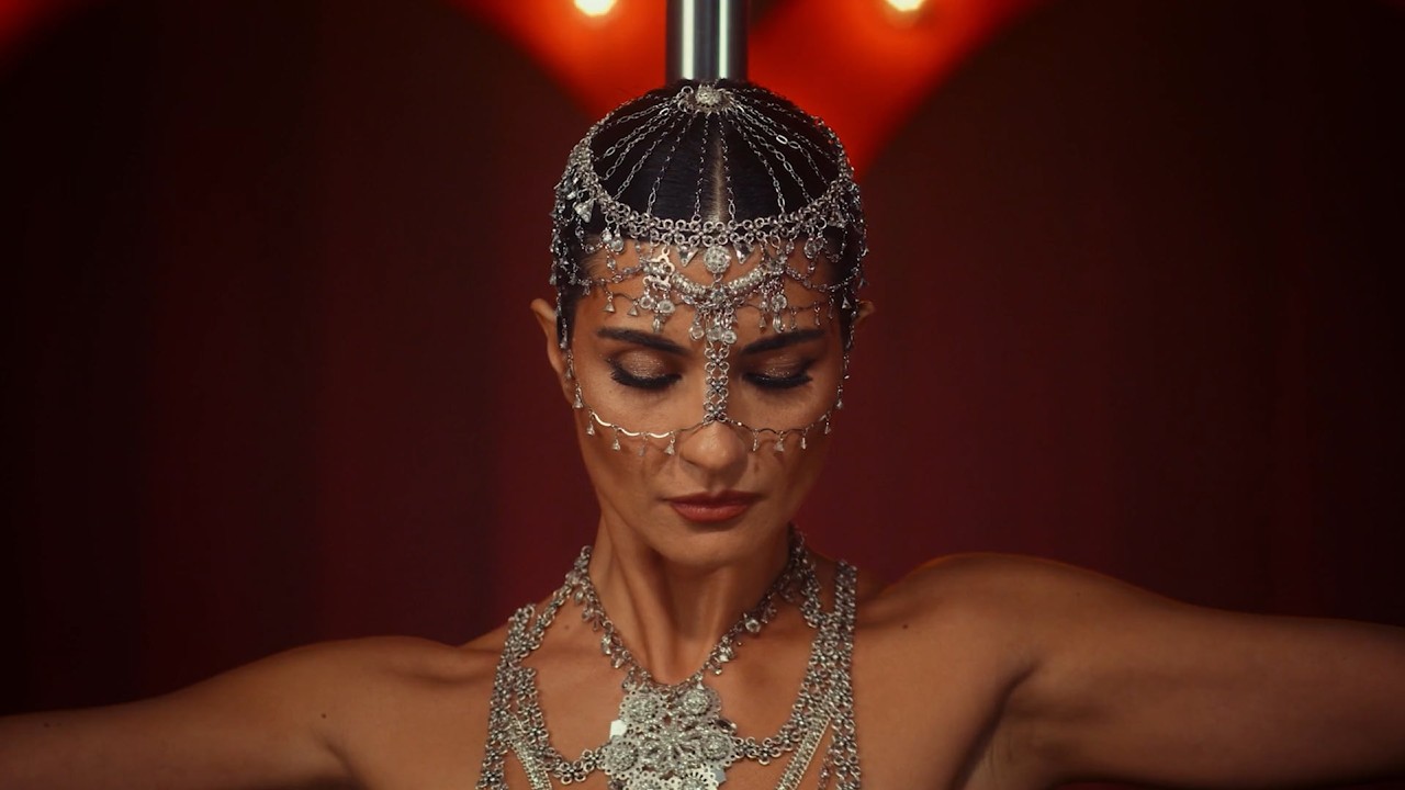Sultana (2026) Eylülde Prime Videoda, Tuba Büyüküstün direk dansı yaparken kulüpte etkileyici kıyafetiyle.