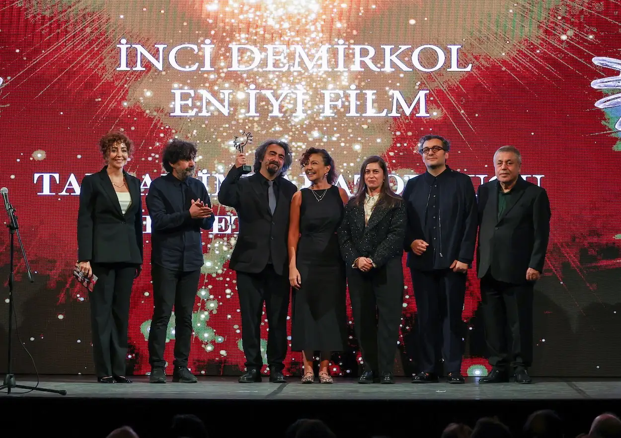 Tavşan İmparatorluğu 36. Ankara Film Festivali filmi en iyi film ödülünü alıyor. Seyfettin Tokmak ödül alıyor.