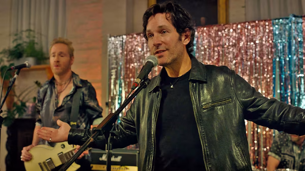 Paul Rudd Power Ballad filminde şarkı söylüyor sahnede.