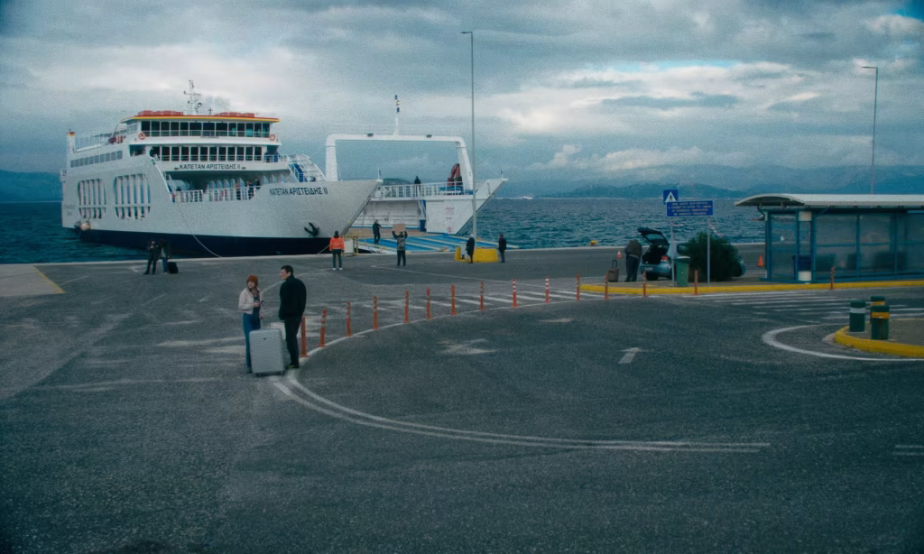 Pirateland (2025) kısa filminde Stravros Petropoulos'un görüntü yönetmeniyle yakaladığı uzaktan feribot iskelesi karesi.