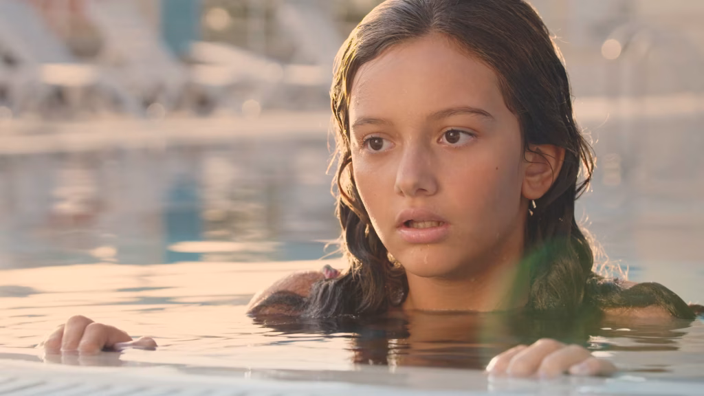 Zeynep Demirhan havuz'da Oda Servisi kısa filminden bir sahne