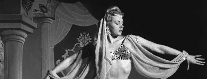 Guzin Annie Ball Drakula İstanbul'da (1953) filminde dans ediyor.