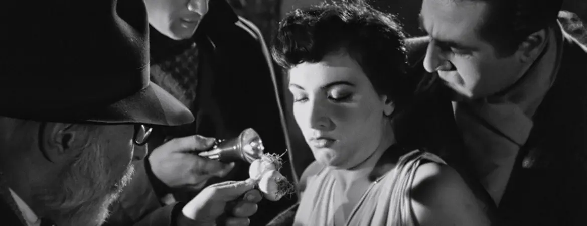 Drakula İstanbulda filminde karaktere sarımsakla vampirden kurtulması sağlanıyor.