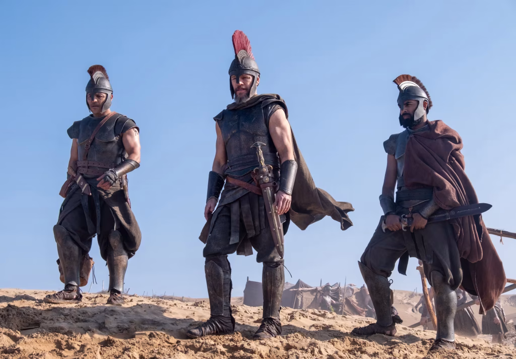 Mat damon The odyssey filminden tepeden savaş meydanına bakıyor
