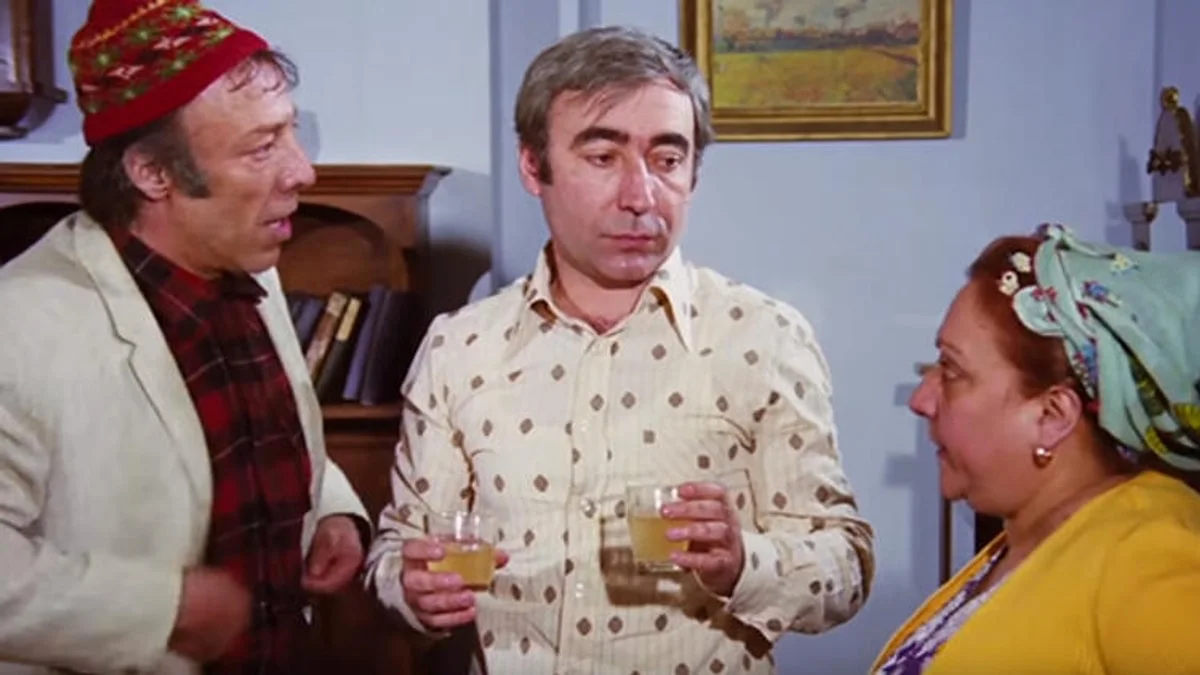 Neşeli Günler (1978) filminde Şener Şen Münir Özkul ve Adile Naşit turşu sirke ile mi yoksa limonla mı yapılır tartışıyorlar.