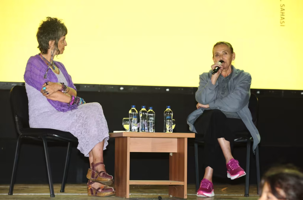 Nur Sürer Çalı Köy Filmleri festivalinde söyleşide konuşuyor.