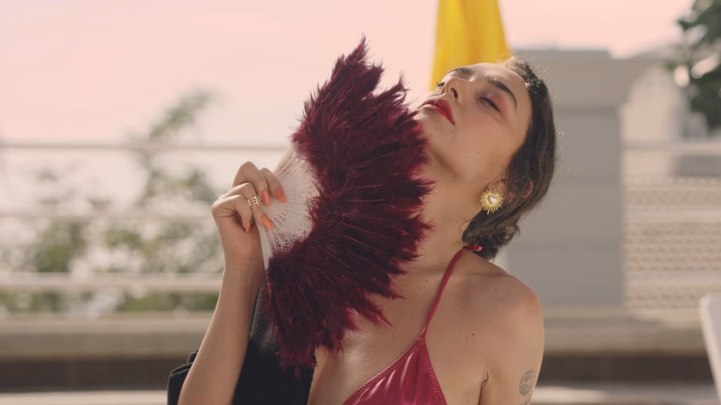 Oda Servisi kısa filminde Manolya Maya havuz başında.