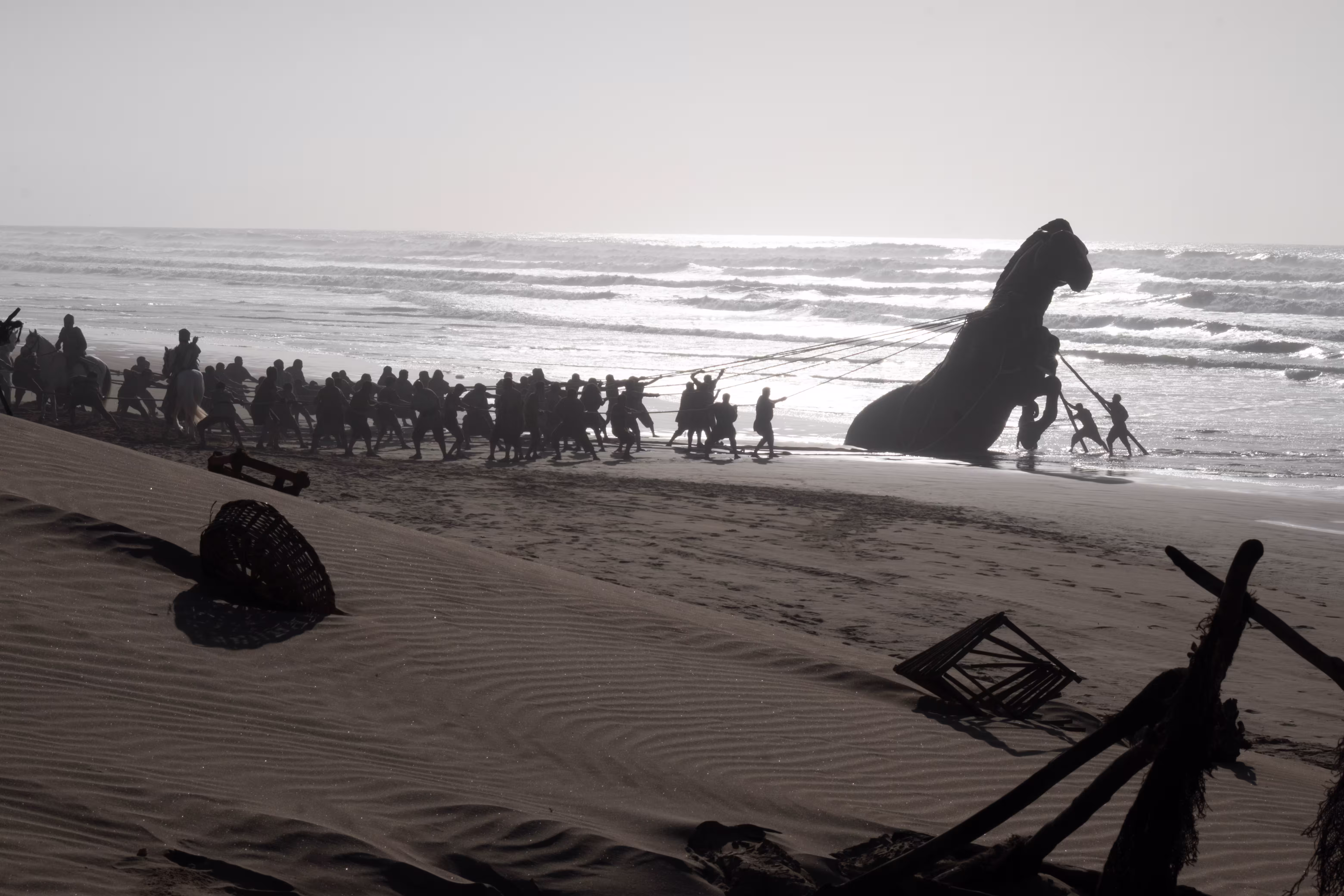 The Odyssey filminin çekiml yerlerini anlatan kapak fotoğrafı truva atı denizden çekilmeye çalışılıyor.