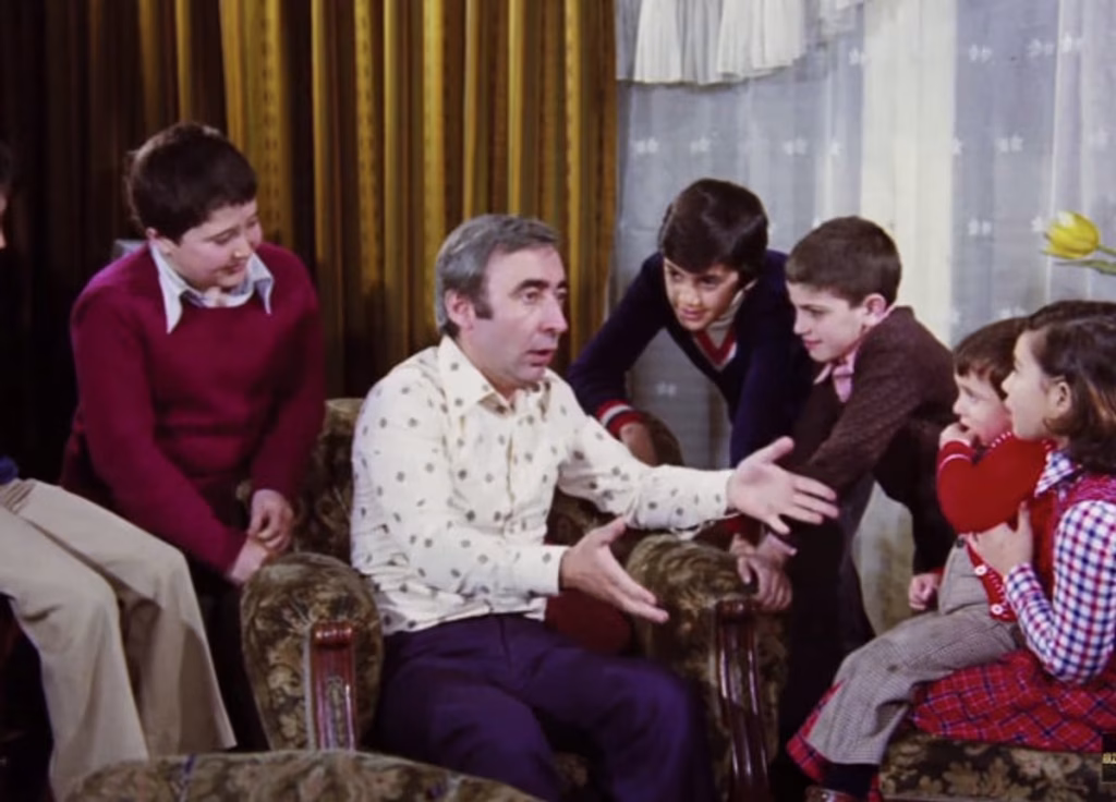 Şener Şen, Ziya karakterini canlandırıyor. Neşeli günler filminde evde yalandan hikayeler anlatarak çocukları eğlendiriyor.