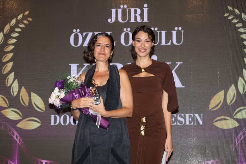 Doğa Kılcıoğlu Kirpik ile jüri ödülü kazandı.