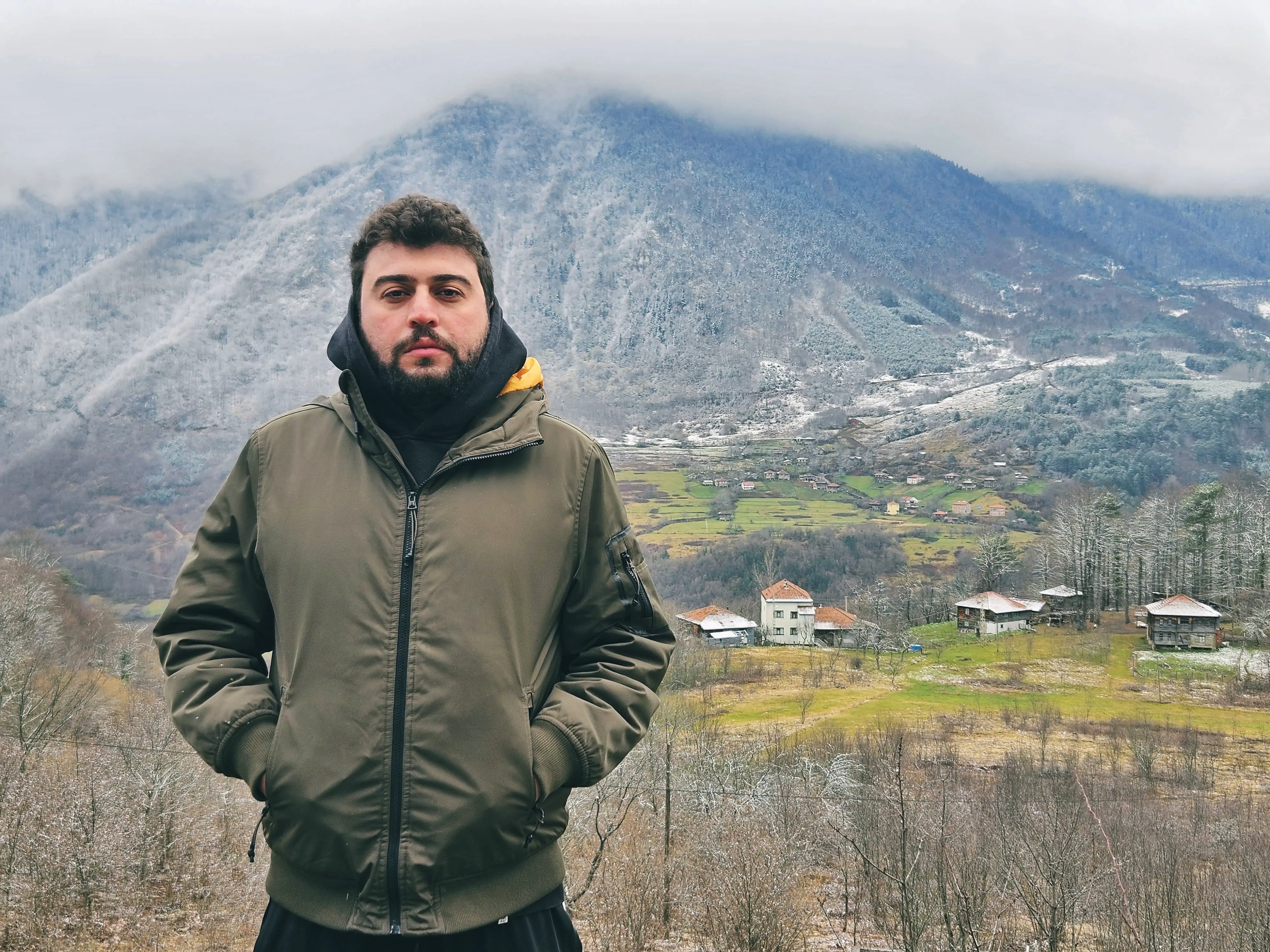 Filmin yönetmeni Mehmet Oğuz'un bir portresi