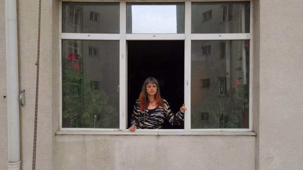 Filmde pencere eylemi yapan kadınlar 1