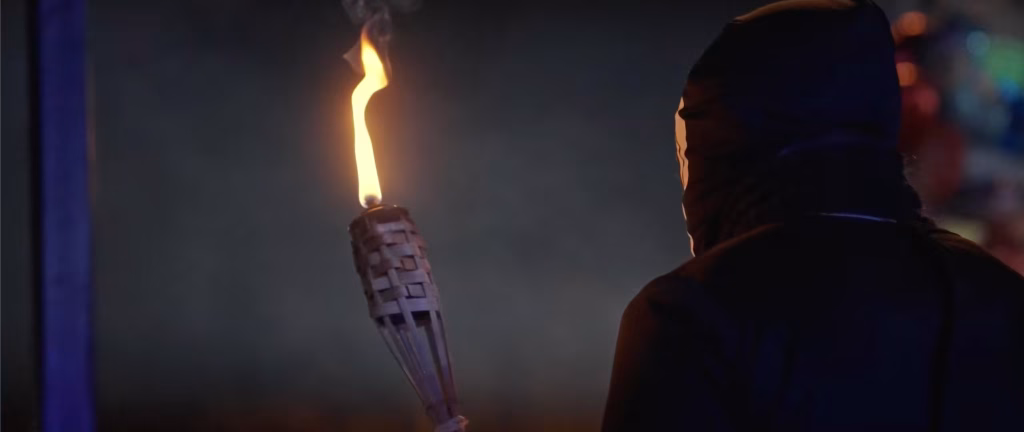 Bocuk: Kadim Bir Ritüel (2025) kısa filminde ateş yakan karakter.