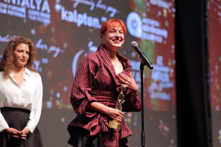 Antalya Altın Portakal Film Festivali'nde Deniz Koloş En İyi Kısa Film ödülünü alıyor.