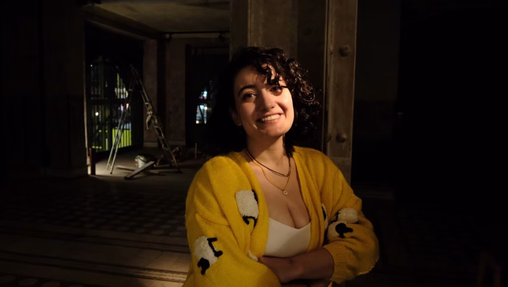 Bir Tiyatrocunun Hatıra Defteri sayfasında Dilan Küçük, kulisin görünmeyen ve eğlenceli tarafını kendi anlatım diliyle ekrana taşıyor.