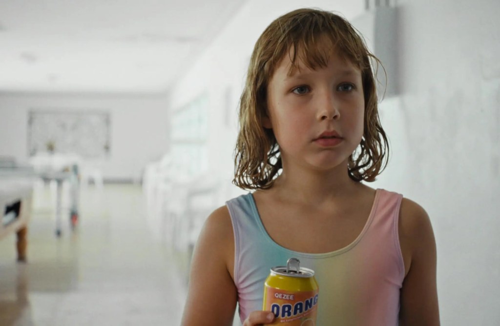 Melli karakteri şok olmuş bir biçimde bakmaktadır.