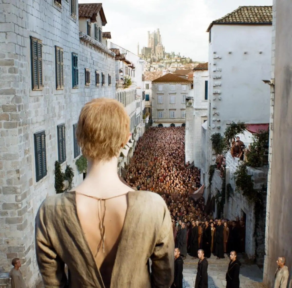 Cersei Lannister, Game of Thrones dizisindeki utanç yürüyüşü sırasında merdivenlerden aşağı iniyor.