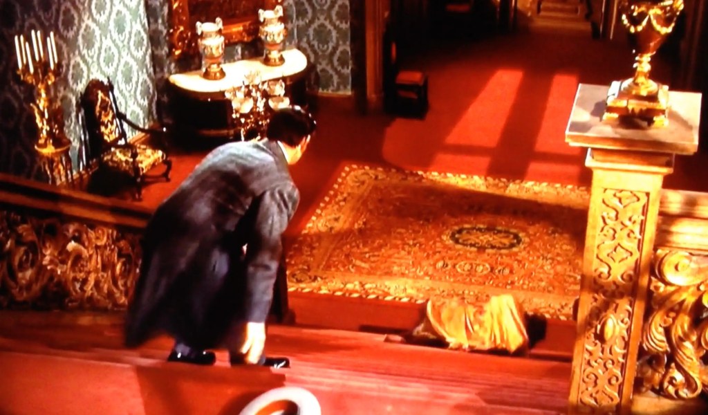 Scarlett O’Hara, Gone with the Wind filminde yaşanan tartışmanın ardından merdivenlerden düşüyor.