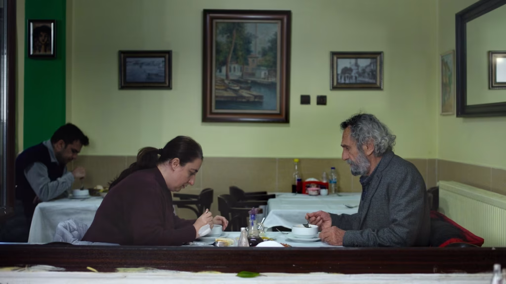 Deniz Koloş, Gülçin Kültür Şahin ve Menderes Samancılar film setinde yemek sahnesi