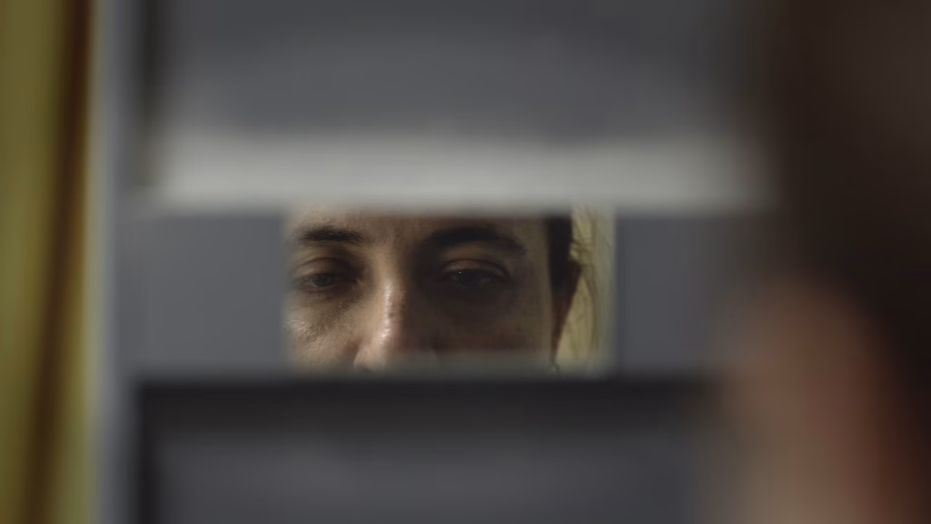 Gülçin Kültür Şahin, Deniz Koloş’un yönettiği Ölüm Bizi Ayırana Dek filminde Songül ve onun beden kazanan iç sesini canlandırıyor. Ayna sahnesi