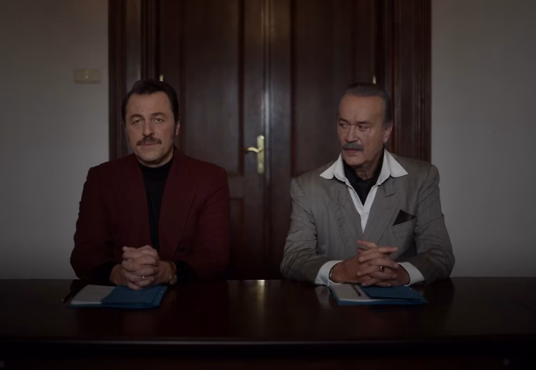 Levent Özdilek ve Yetkin Dikinciler sansür kurulu sahnesinde Parçalı Yıllar (2025) filmi.