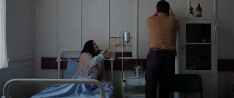 Mine Çayıroğlu Parçalı Yıllar (2025) filminde Asuman karakterini canlandırıyor. Hastaneden bir sahne.
