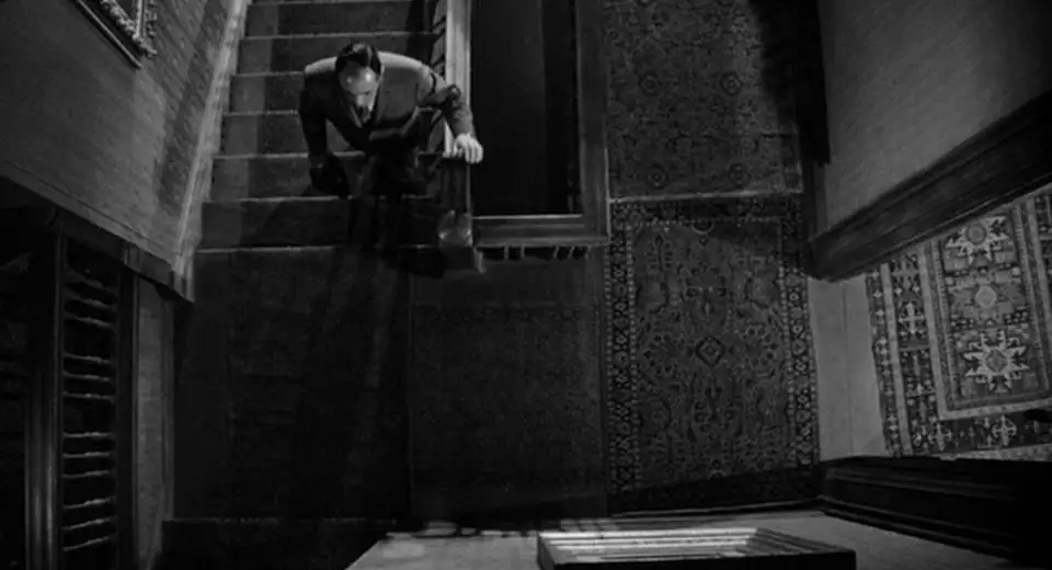 Dedektif Arbogast, Psycho filminde tehlikeden habersiz biçimde merdivenleri çıkıyor.
