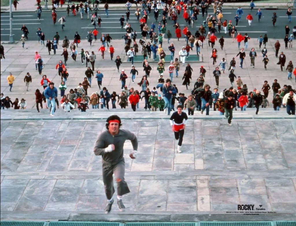 Rocky, Philadelphia Sanat Müzesi’nin merdivenlerini çıktıktan sonra kollarını havaya kaldırıyor.