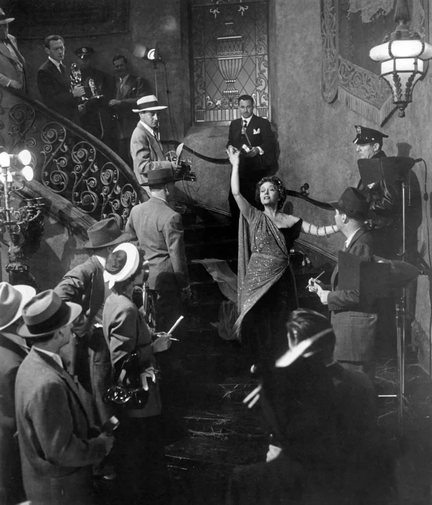 Norma Desmond, Sunset Boulevard filminin finalinde kendisini kameraların karşısında sanarak merdivenlerden iniyor.