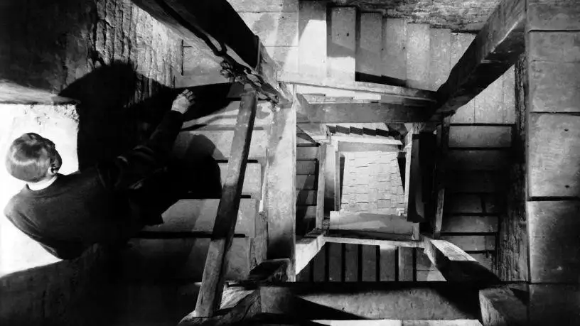 Scottie, Vertigo filminde yükseklik korkusuyla çan kulesinin spiral merdivenlerini çıkıyor.