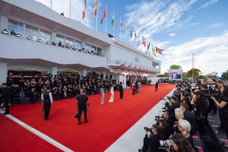 82. Venedik Film Festivali sırasında Palazzo del Cinema binası