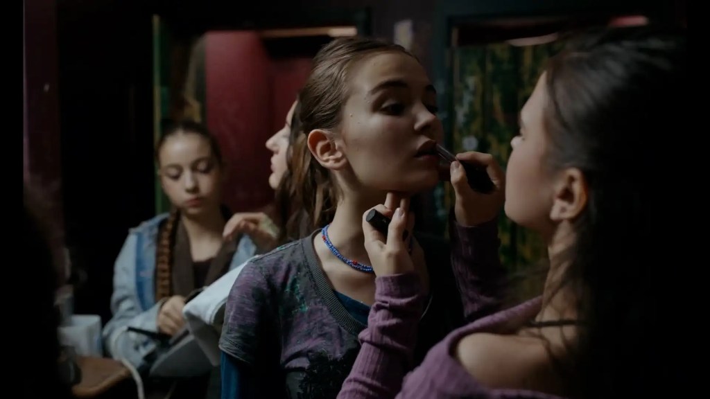 Dua filminde Dua ve Maki karakterleri makyaj arkadaşlık sahnesi