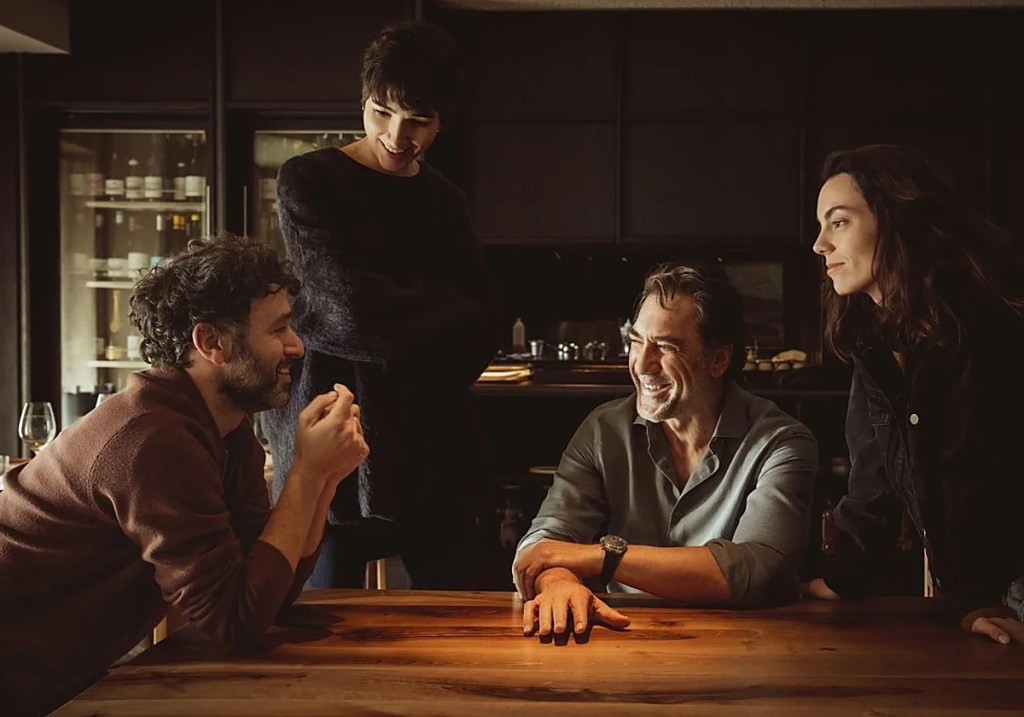 Javier Bardem En Sevdiğim filminde yönetmen Esteban rolünde arkadaşları ile gülüyor.