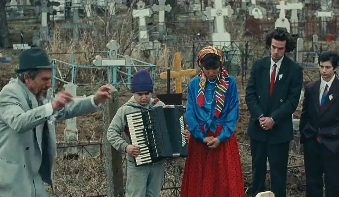 Romain Duris’nin başrolünde yer aldığı Tony Gatlif imzalı Gadjo Dilo filminden bir sahne