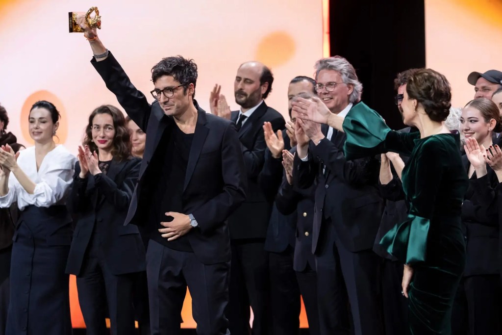 İlker Çatak receiving the Golden Bear for Yellow Letters at the 76th Berlinale